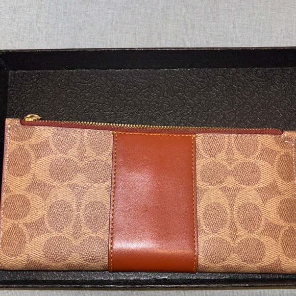 NEW! Coach wallet - Picture 2 of 4